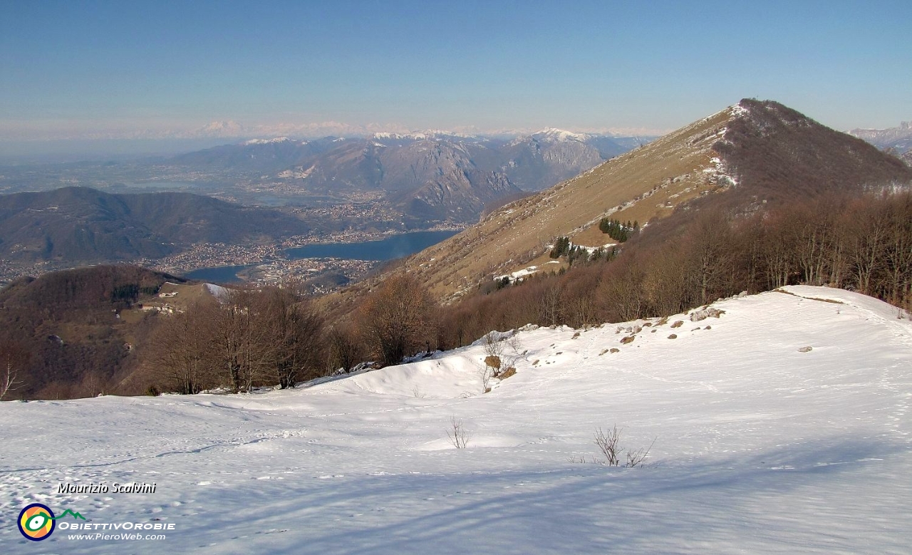 17 Panorama dal Pizzo, sulla destra il Monte Tesoro....JPG